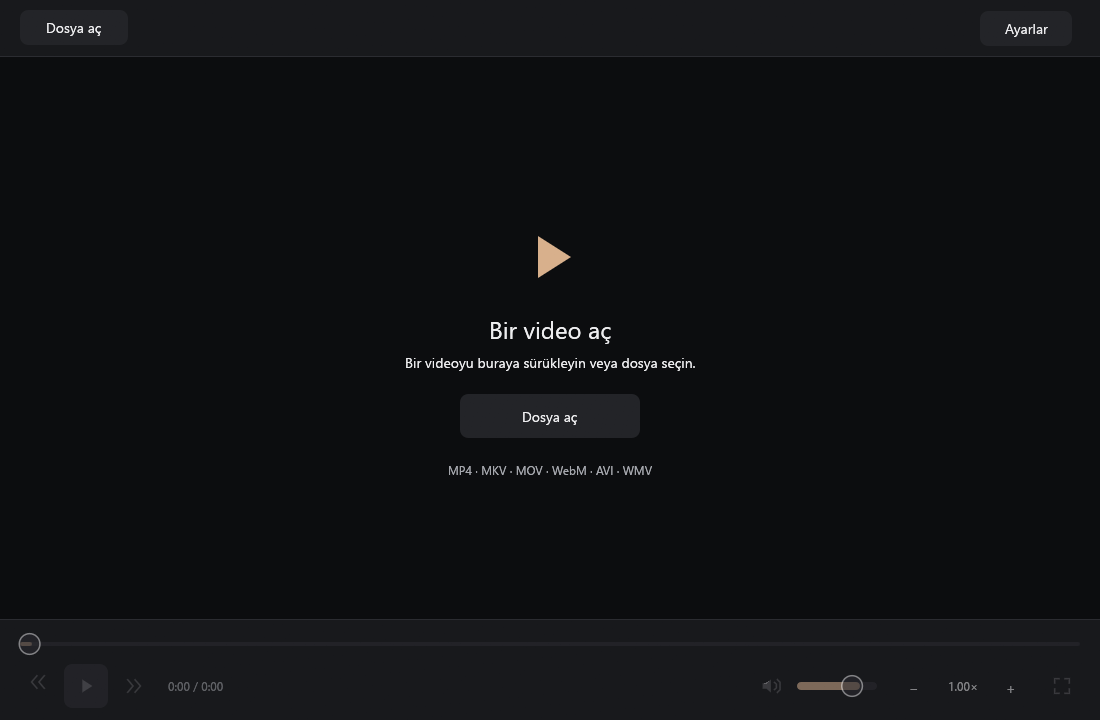 Video Player’ın gerçek açılış ekranı. Dosya aç, Ayarlar, geniş zaman çizgisi ve oynatma kontrolleri.